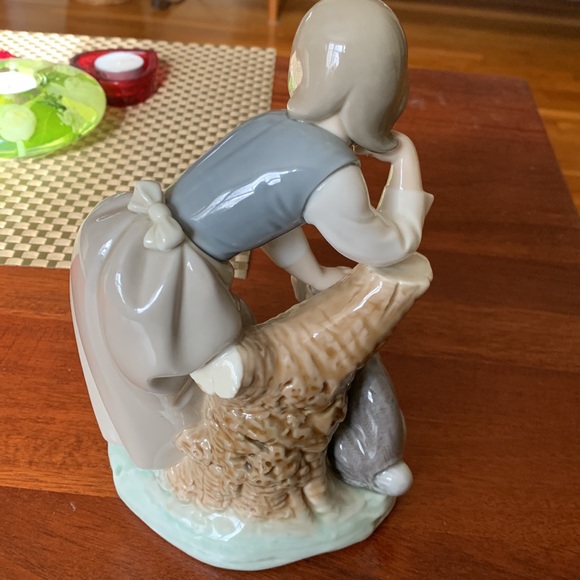 Llardo figurine “ Caress and Rest” girl petting dog. - Picture 3 of 4